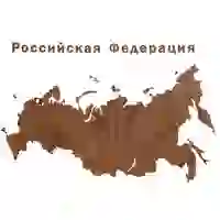 На картинке: Деревянная карта России с названиями городов, орех на белом фоне