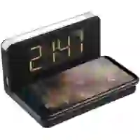 На картинке: Часы настольные с беспроводным зарядным устройством Pitstop, черные на белом фоне