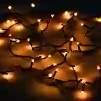 На картинке: Гирлянда illumiNation Mini, с лампами накаливания, теплый свет на белом фоне