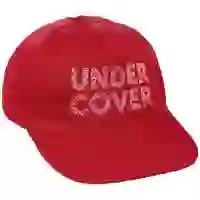 На картинке: Бейсболка с вышивкой Undercover, красная на белом фоне