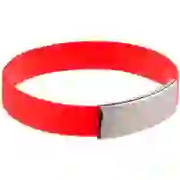 На картинке: Силиконовый браслет Brisky с металлическим шильдом, красный на белом фоне