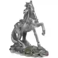 На картинке: Статуэтка «Лошадь на монетах» на белом фоне