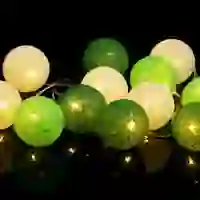 На картинке: Гирлянда Filamenta, зеленая на белом фоне