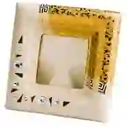 На картинке: Фоторамка с кристаллами Сваровски на белом фоне