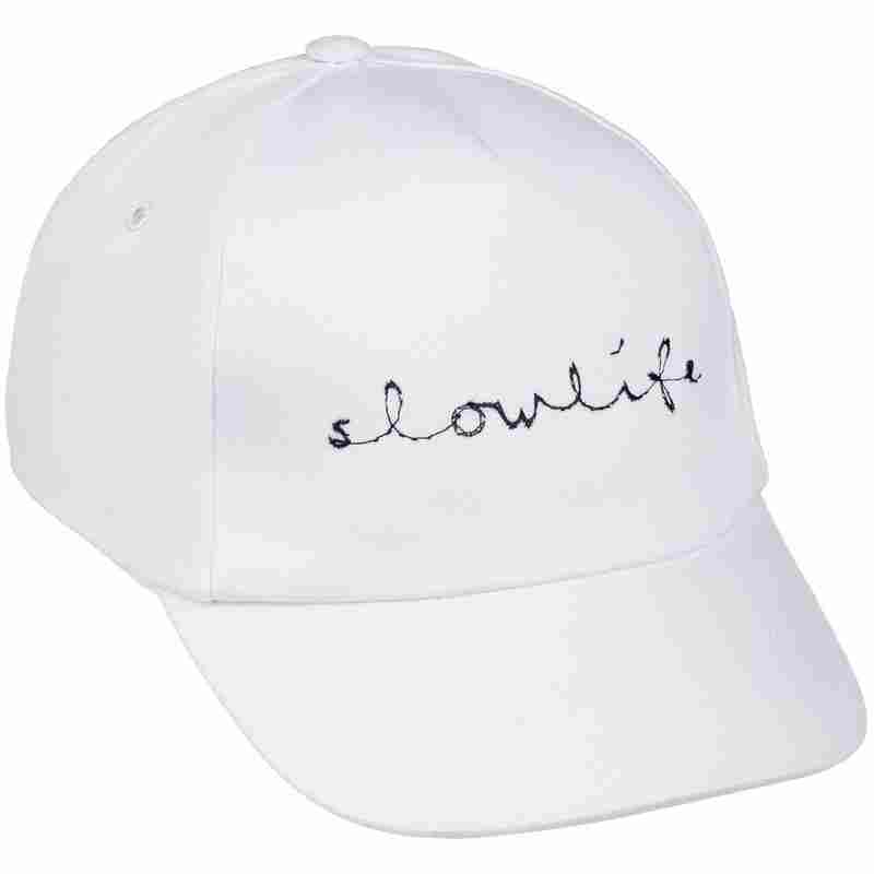 Бейсболка с вышивкой Slowlife, белая на белом фоне