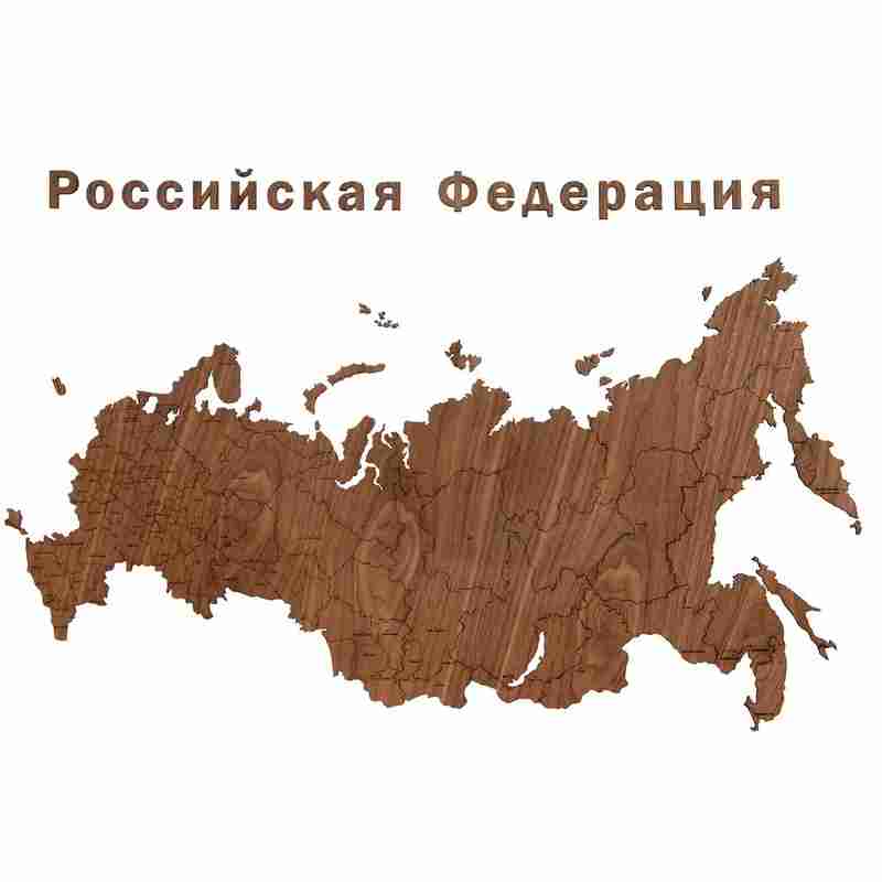 Деревянная карта России с названиями городов, орех на белом фоне