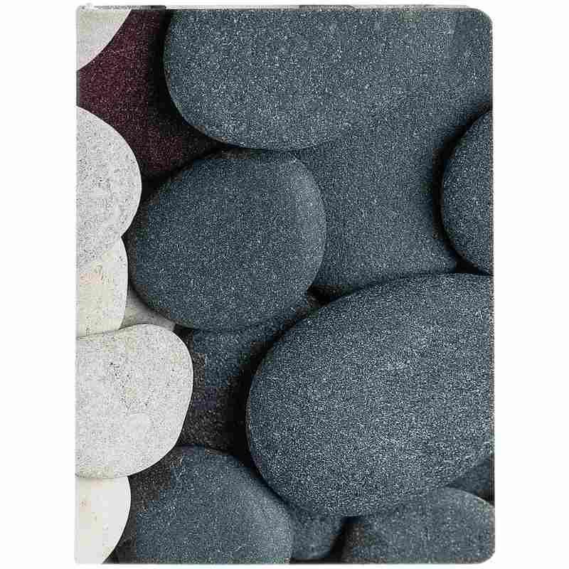 Ежедневник Pebble, недатированный на белом фоне
