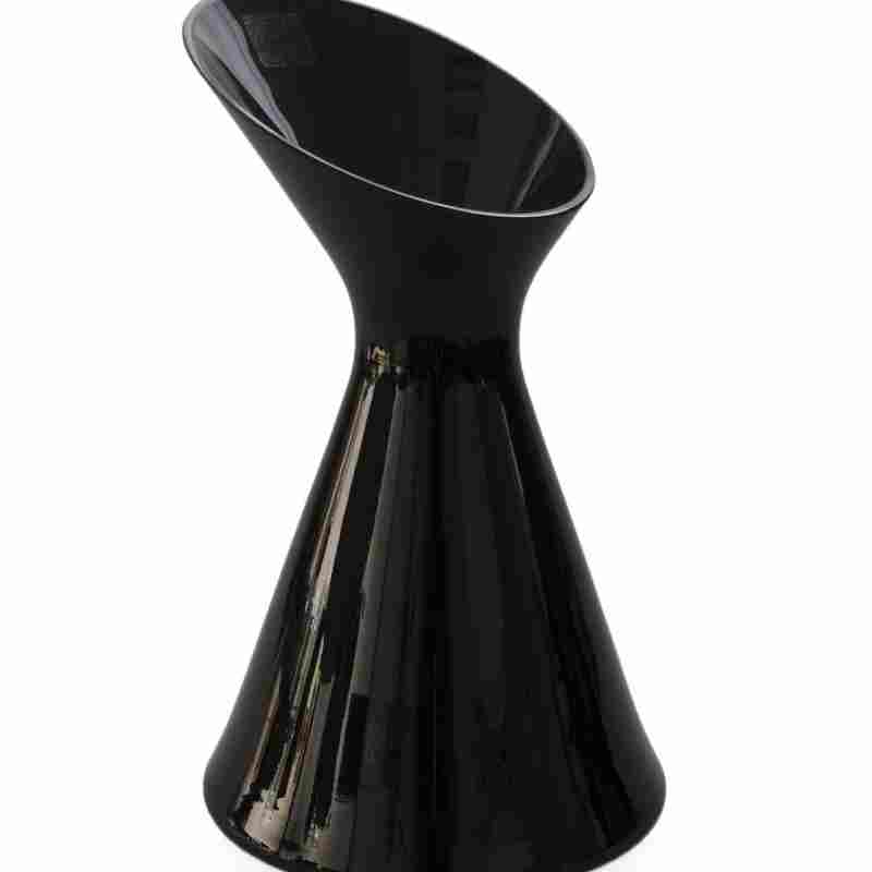 Ваза Black Queen на белом фоне